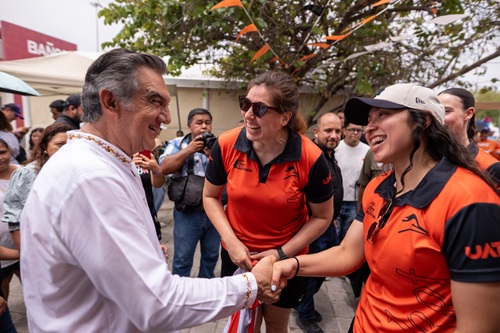 Rodeado de niños alegres, el gobernador Américo y el rector Dámaso Anaya disfrutaron de las amenidades de la UAT en el DIFzania 2026