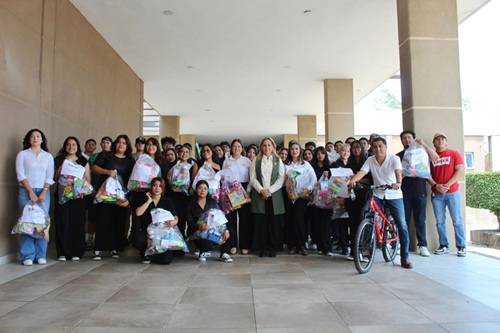 Entrega UAT juguetes a niñas y niños con la jornada “Alegrando Corazones”